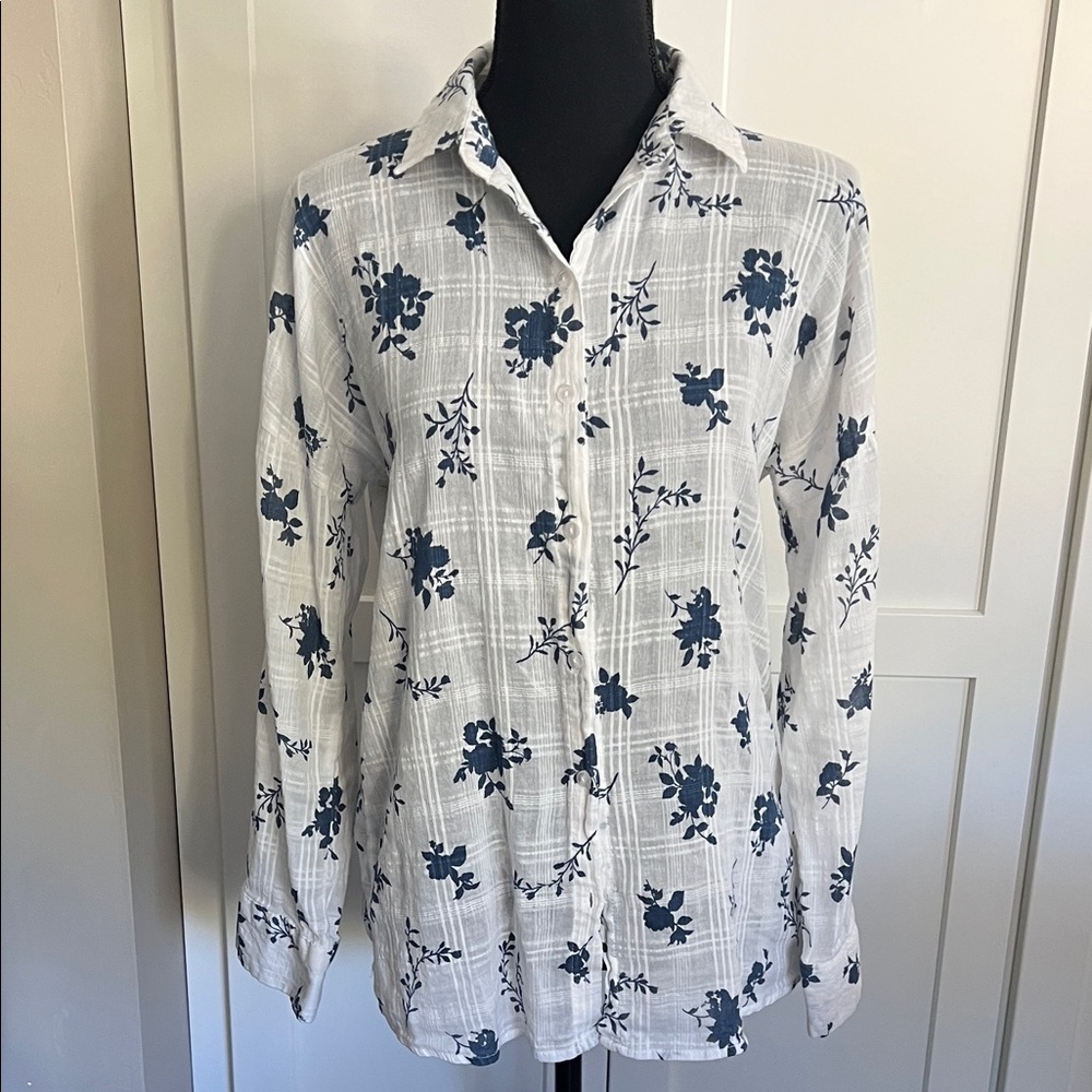 Eden & Olivia White and Blue Floral Shirt Size M